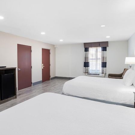 Ramada By Wyndham Hendersonville Exterior photo