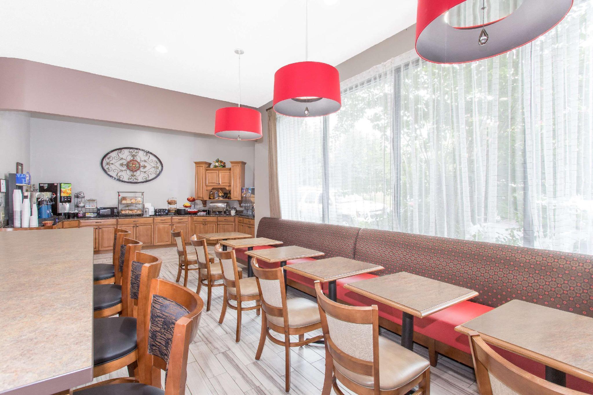 Ramada By Wyndham Hendersonville Exterior photo