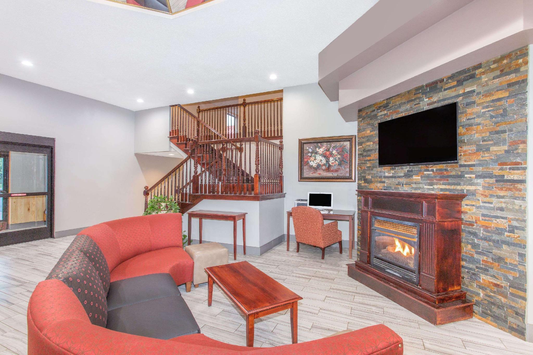 Ramada By Wyndham Hendersonville Exterior photo