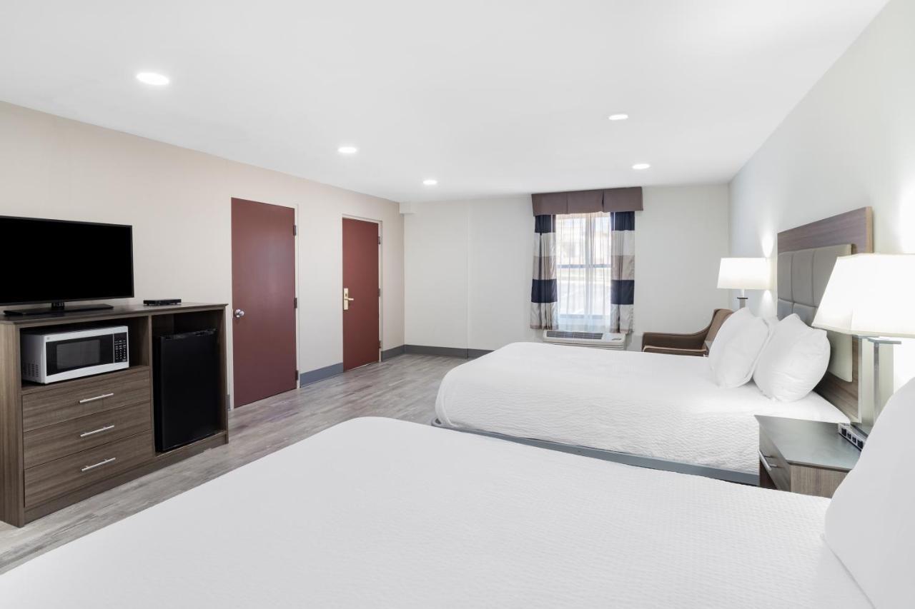 Ramada By Wyndham Hendersonville Exterior photo