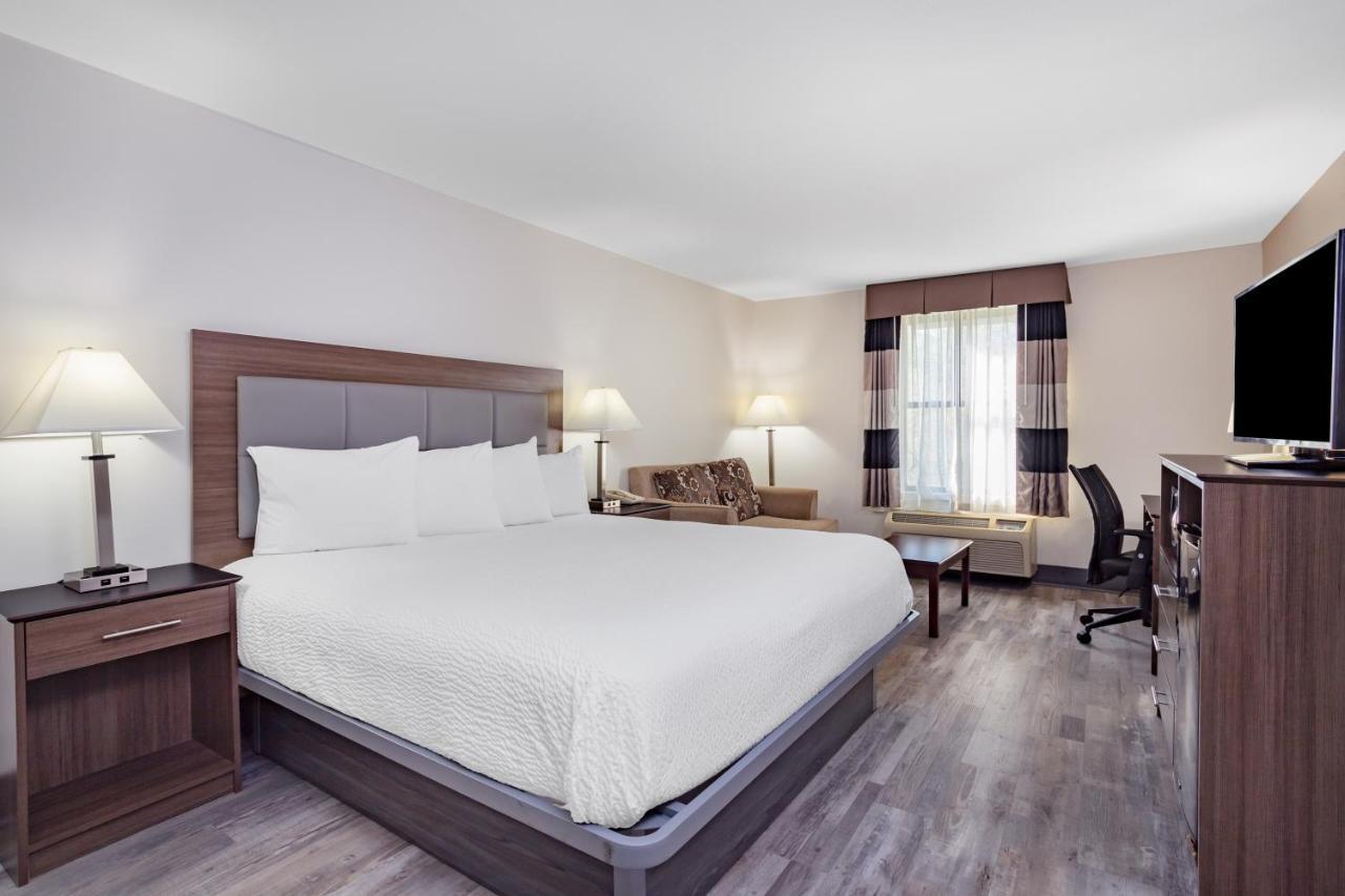Ramada By Wyndham Hendersonville Exterior photo