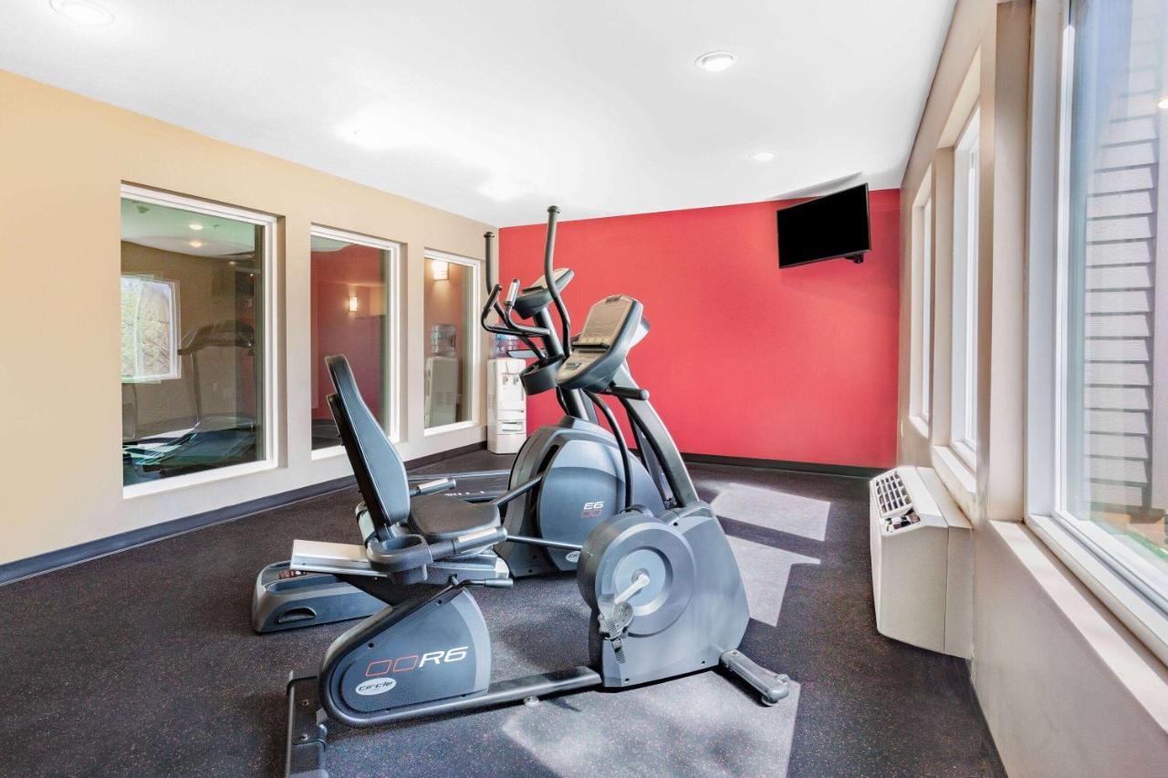 Ramada By Wyndham Hendersonville Exterior photo