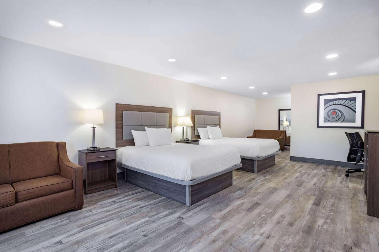 Ramada By Wyndham Hendersonville Exterior photo