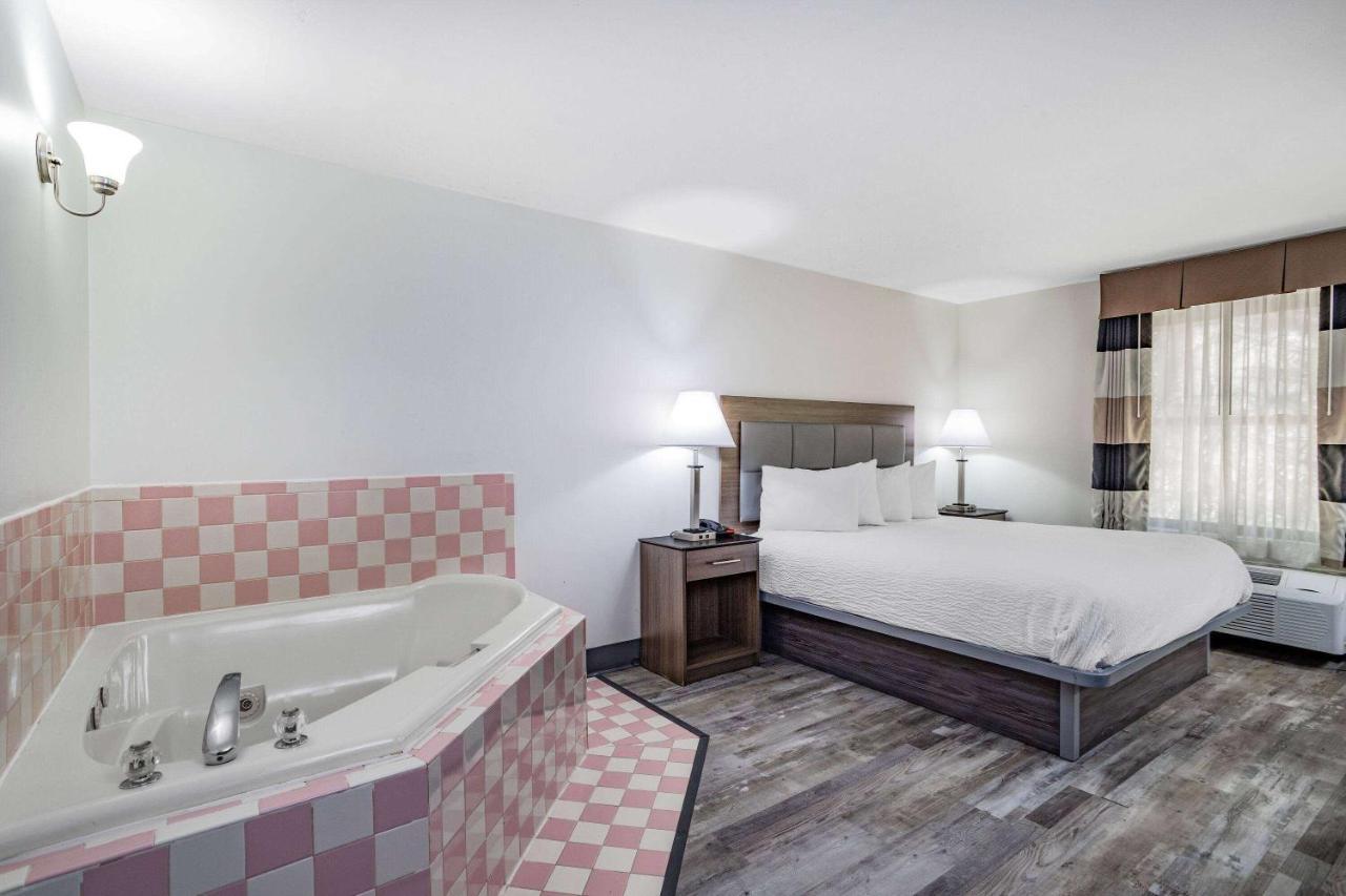 Ramada By Wyndham Hendersonville Exterior photo