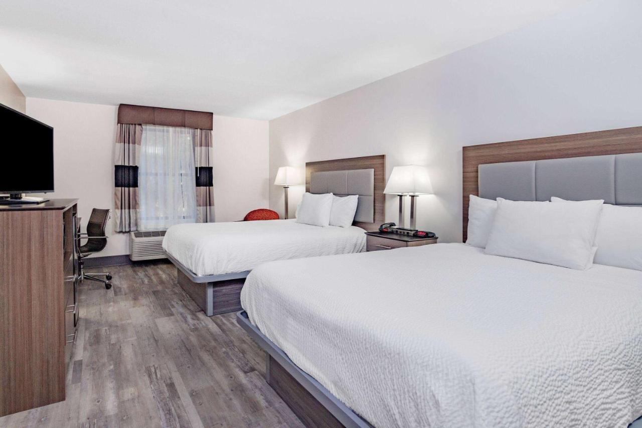 Ramada By Wyndham Hendersonville Exterior photo