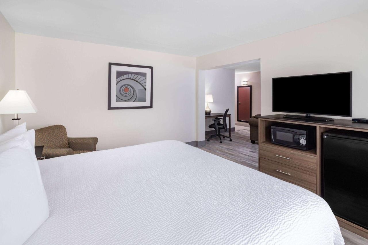 Ramada By Wyndham Hendersonville Exterior photo
