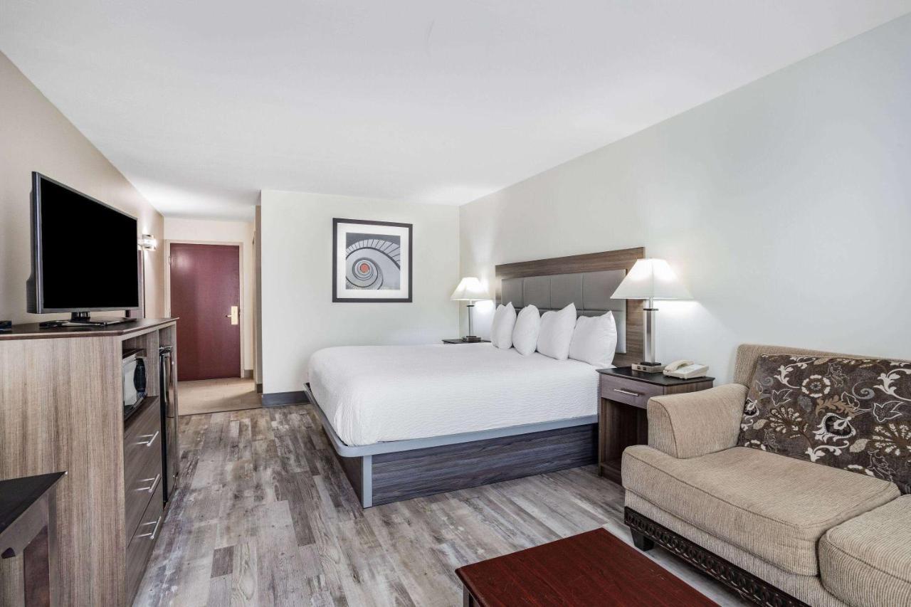 Ramada By Wyndham Hendersonville Exterior photo