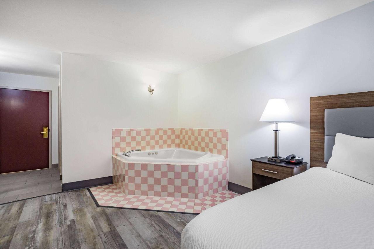 Ramada By Wyndham Hendersonville Exterior photo