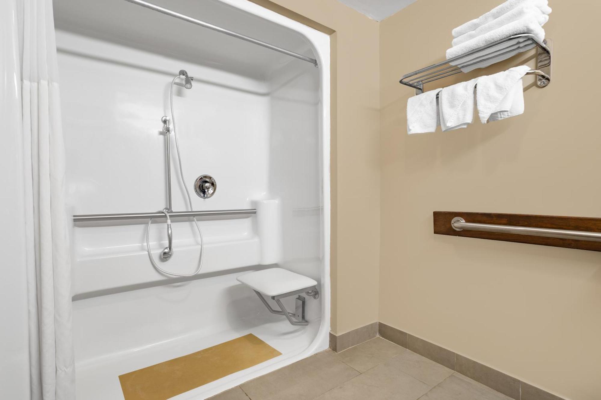 Ramada By Wyndham Hendersonville Exterior photo