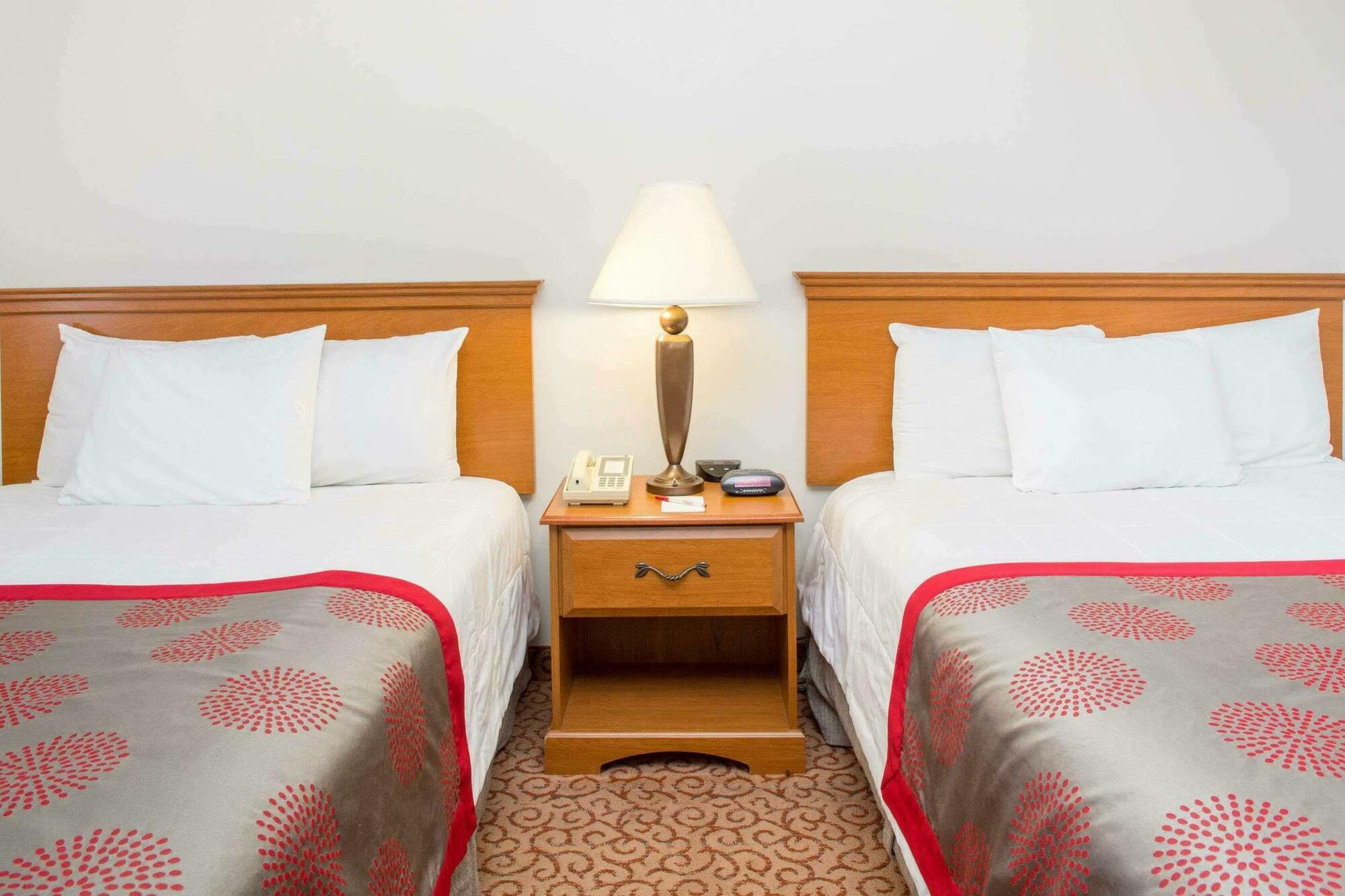 Ramada By Wyndham Hendersonville Exterior photo