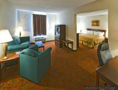 Ramada By Wyndham Hendersonville Exterior photo