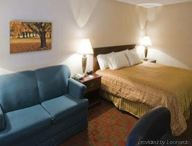 Ramada By Wyndham Hendersonville Exterior photo